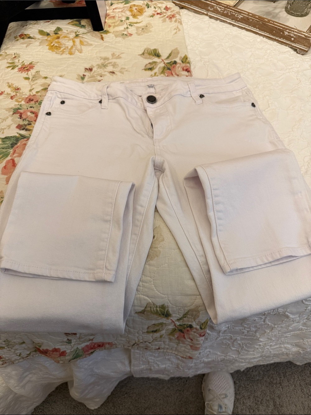 Kut from the Kloth White Cropped Cargo Jeans